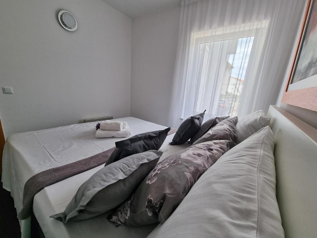 Deluxe Novalja Apartment Bagian luar foto